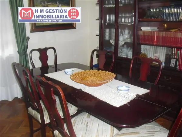 Casa en zona centro de Alcázar a 5 minutos de la Plaza de España, En planta baja.: Garaje para dos coches, 3 habitaciones, servicio, patio cubierto distribuidor, patio exterior de 50 m2 y cuarto de — 13