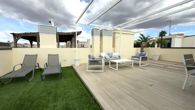 Apartamento de lujo a pasos de la playa con vistas al mar y pisicna comunitaria con  parking y trastero — 6