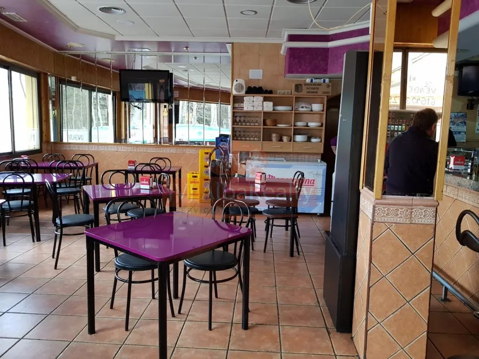 SE VENDE LOCAL COMERCIAL CON CAFÉ-BAR, EN ZONA SAN PABLO