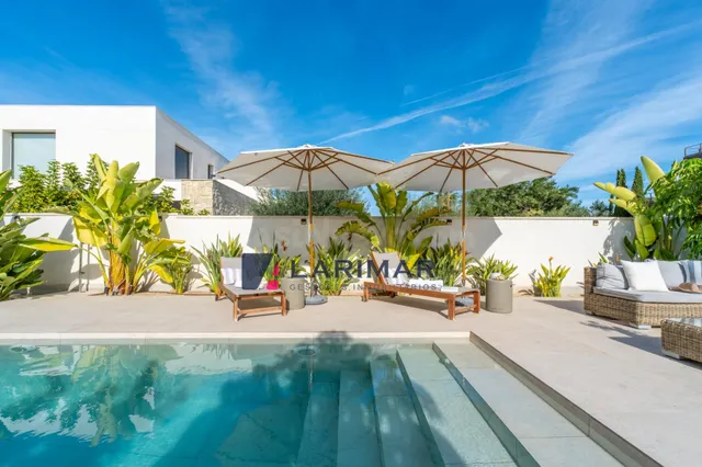 ✨ exclusiva propiedad en esquina con 393 m2 de parcela, piscina privada y energía solar en zona nou nazareth San Juan de Alicante — 2
