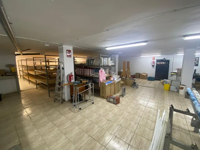 LOCAL COMERCIAL AL COSTAT DE LA PLAÇA CATALUNYA — 5