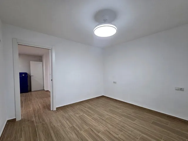 Piso a estrenar de 2 dormitorios con parking, luz y agua incluidas – 1.200 €/mes — 15