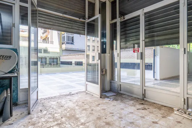 Local comercial amplio y polivalente en zona peatonal – La Chana, Granada — 23