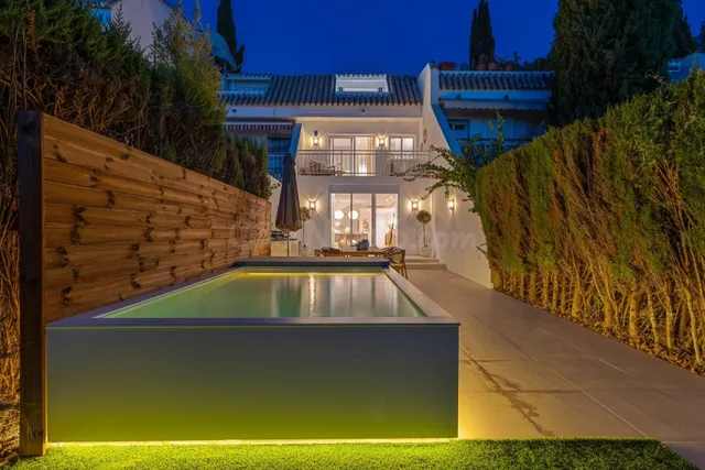 Adosado en venta con 4 dormitorios, 4 baños, piscina privada - foto 3