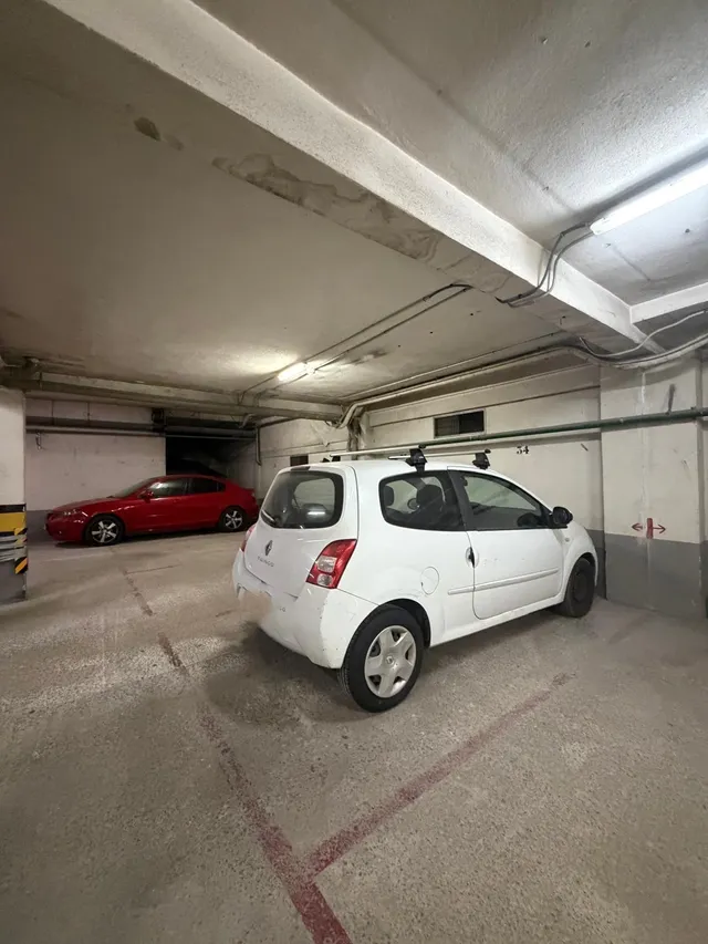 Plaza de parking para auto grande — 7
