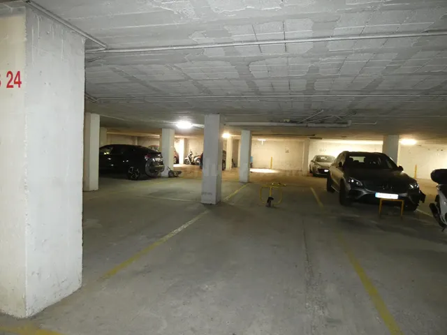 CALONGE: Gran plaza de parking de 18 m2. para coche y moto,  - foto 5