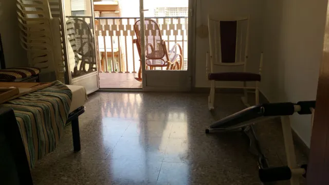AMPLIA VVIENDA PARA REFORMAR CERCA DEL CENTRO — 2