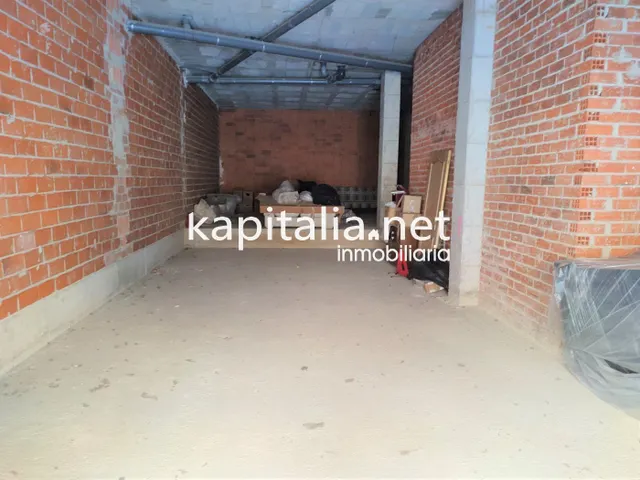 LOCAL COMERCIAL EN ALQUILER, ZONA EL LLOMBO. — 2