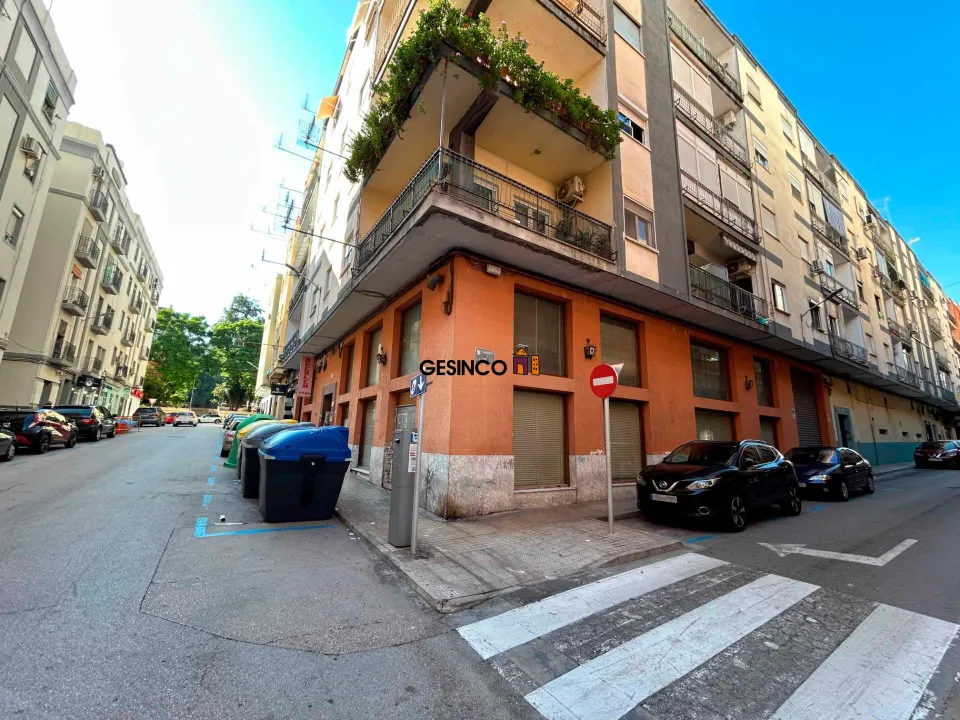 LOCAL COMERCIAL CÉNTRICO CON OCHO ESCAPARATES