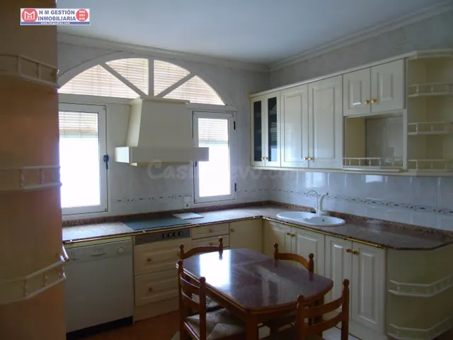 CASA CON EXCELENTES CALIDADES PRÓXIMA A HOSPITAL. 306 M2 CON