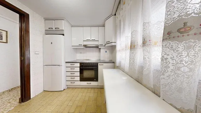 Piso de 72m2 útiles. Distribuido en tres dormitorios, salón, cocina, baño, despensa y amplio balcón — 10