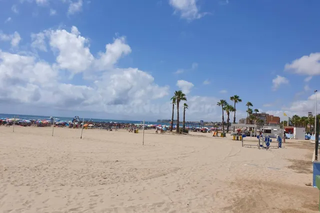 Amplio apartamento (aprox. 90 m2 - 2.ª planta) en primera línea de Playa del Acequión. Gran balcón con vistas al mar (suroeste), piscina comunitaria, cerca del centro, y directamente en la playa. — 46