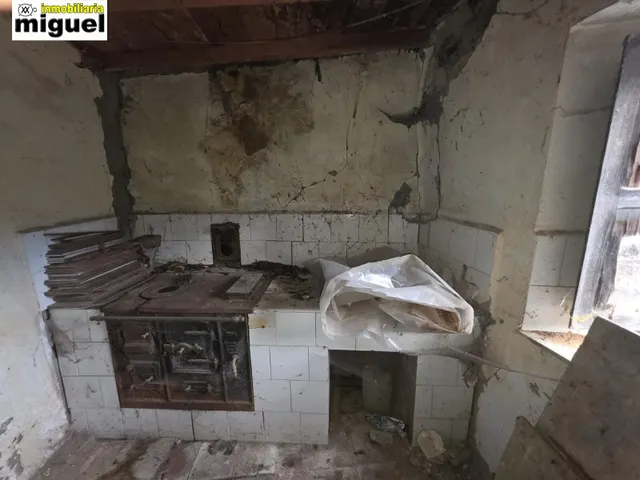 Se vende casa de piedra para rehabilitar con jardín en Cades (Herrerías) — 12