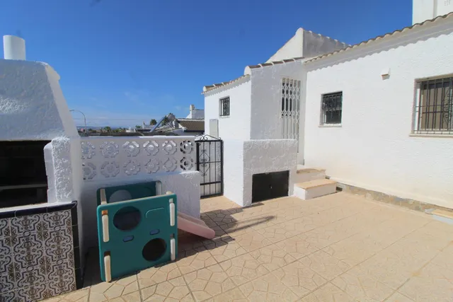 Chalet independiente con piscina privada, jardín y garaje en El Chaparral, Torrevieja — 30