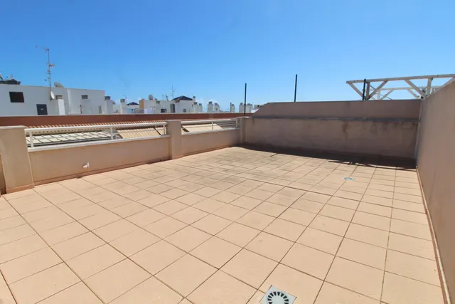 Ático de 3 dormitorios y 2 baños, con solárium privado y plaza de aparcamiento — 27