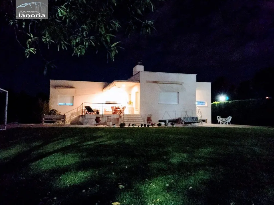 Grupo la Noria Vende Chalet Urbano de 370m2 a pocos km de Albacete.