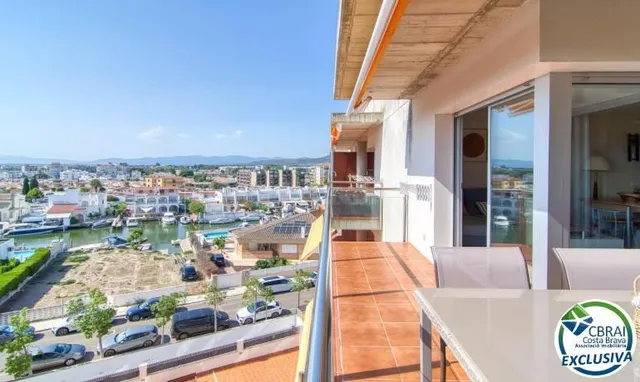 Luminoso ático con terraza, piscinas, parking y trastero en  - foto 2