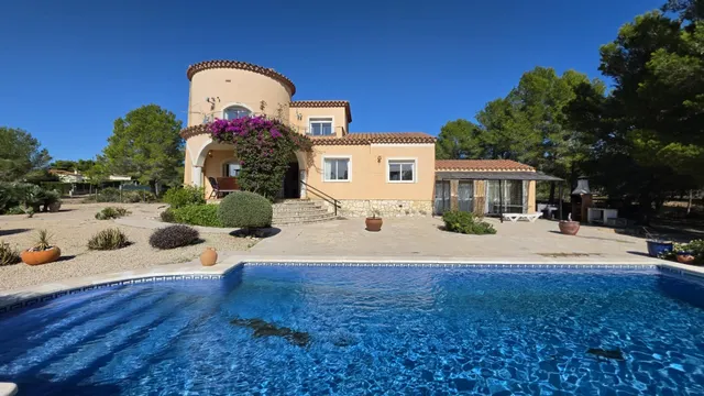 Chalet con piscina, gran parcela y licencia turística — 20