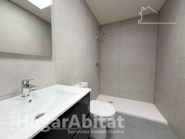 Estrena diseño y máxima eficiencia en esta moderna planta baja reformada con piscina y garaje — 27