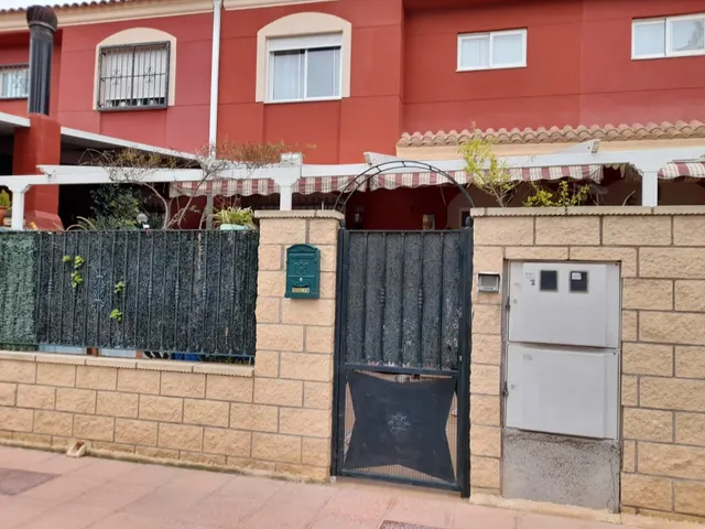 Adosado de 4 habitaciones en el Albatera junto a colegios — 2