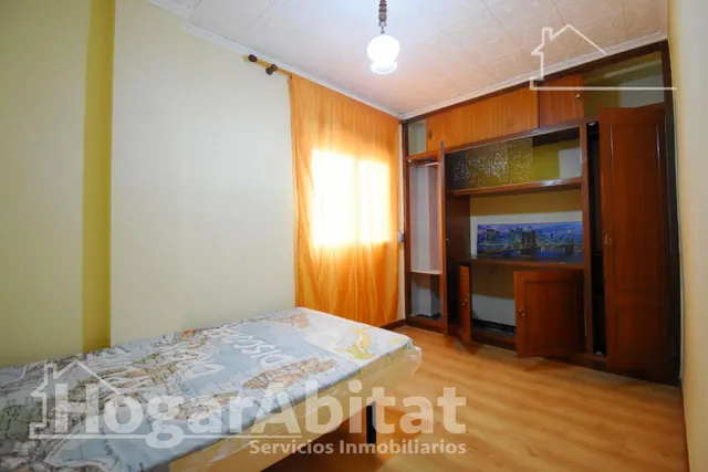 MUY AMPLIO CON 4 DORMITORIOS Y TERRAZA EN EL CENTRO — 22