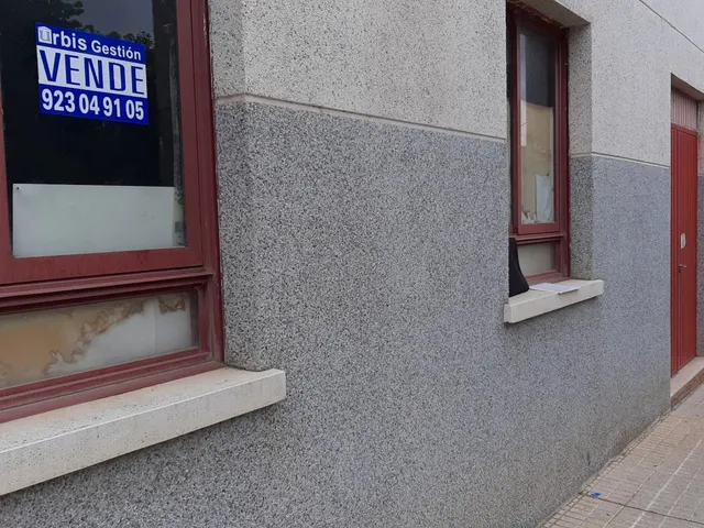 Urbis ofrece local a la venta en Villamayor, Salamanca. — 2