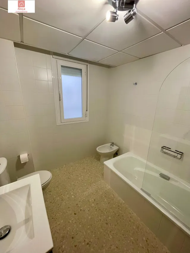 ALQUILER PISO EN BADAJOZ, DETRAS HOSPITAL UNIVERSITARIO, PISO SIN AMUEBLAR, COCINA AMUEBLADA Y EQUIPADA, CLIMATIZADO, CON ASCENSOR Y GARAJE, LUMINOSO — 8