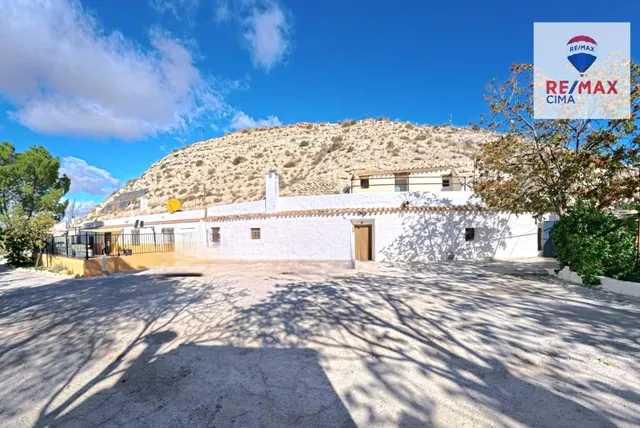 SE VENDE BONITA CUEVA EN UNA DE LAS MEJORES ZONAS DE GALERA 