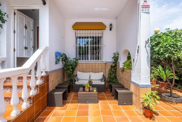Vive en Simón Verde: Casa pareada con patio, garaje cubierto, piscina y el metro a un paso. — 3