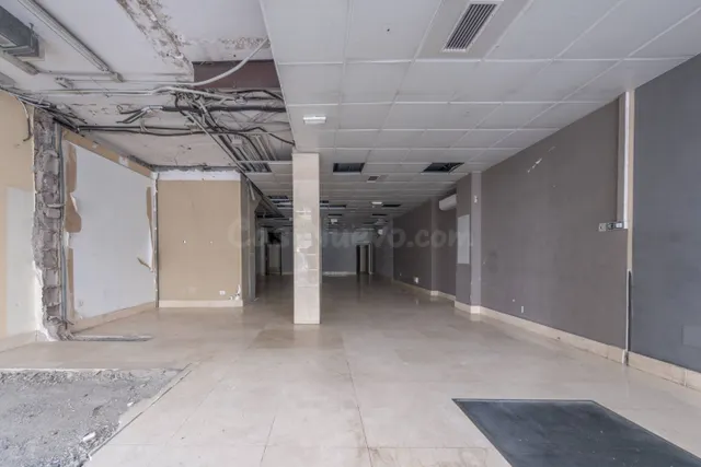 Local comercial de 200 m2 en Rafael Cabrera – Gran visibilidad y salida a dos calles — 4