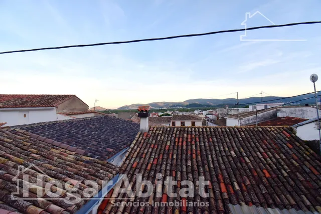 Casa luminosa y esquinera con balcón y dos terrazas, toda amueblada, en el centro — 11