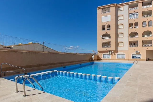 FANTASTICO ATICO CON AMPLIA TERRAZA Y PISCINA COMUNITARIA, E