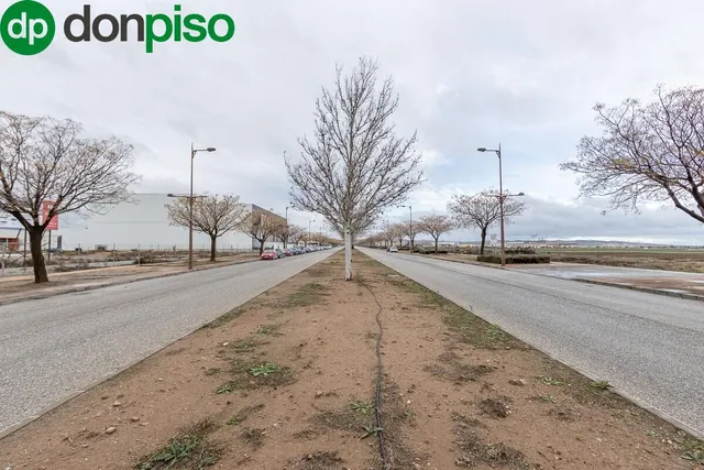 Parcela con proyecto básico de 17 naves industriales en el P - foto 4