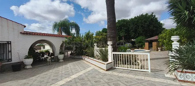 Imponente Chalet en La Hoya con Piscina y Amplios Jardines — 4