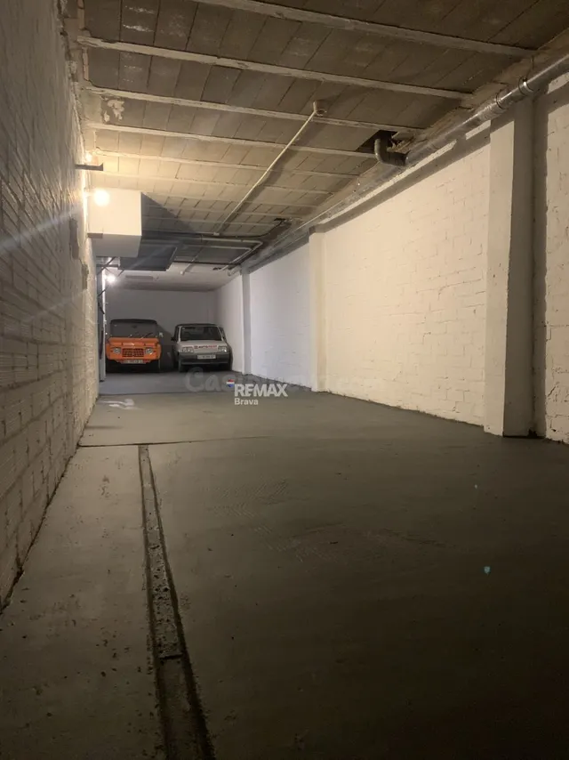 Roses | Amplio garaje de 70 m2 con capacidad para varios veh