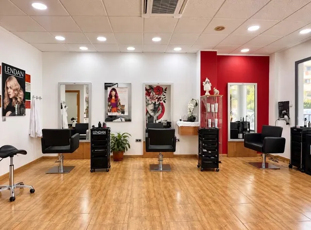 Traspaso de peluquería en pleno funcionamiento – 20 años de éxito y clientela fija en las lagunas, Mijas — 2
