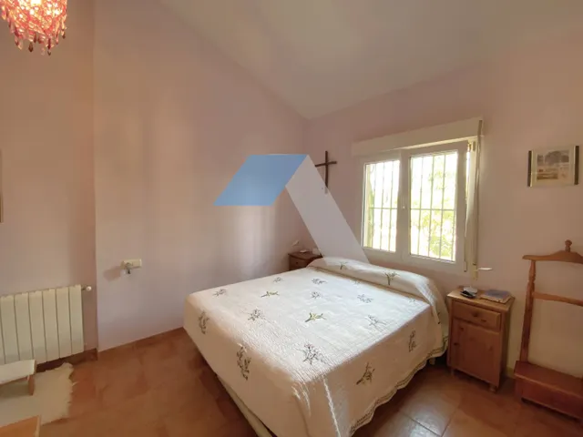 Chalet independiente con piscina en gran parcela rústica, rodeado de pinos y olivos – A menos de 1 km del Polideportivo Municipal de San Vicente del Raspeig — 22