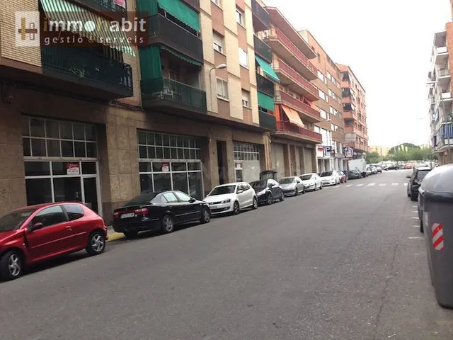 Local de 80 m2 mas 55 m2 de altillo en cap pont — 7