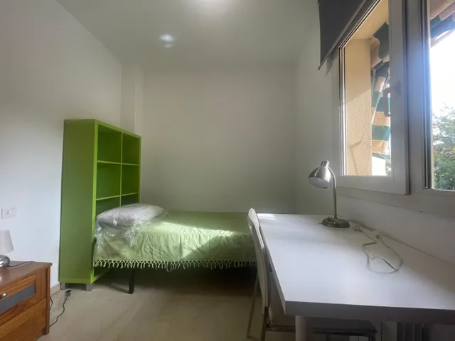 Amplia habitación  en Granada, Ideal para Estudiantes — 25