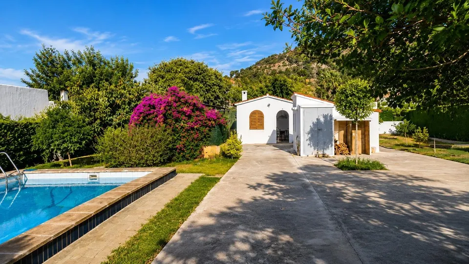 Terreno urbano con vistas a la montaña en Palmanyola – con edificaciones y piscina