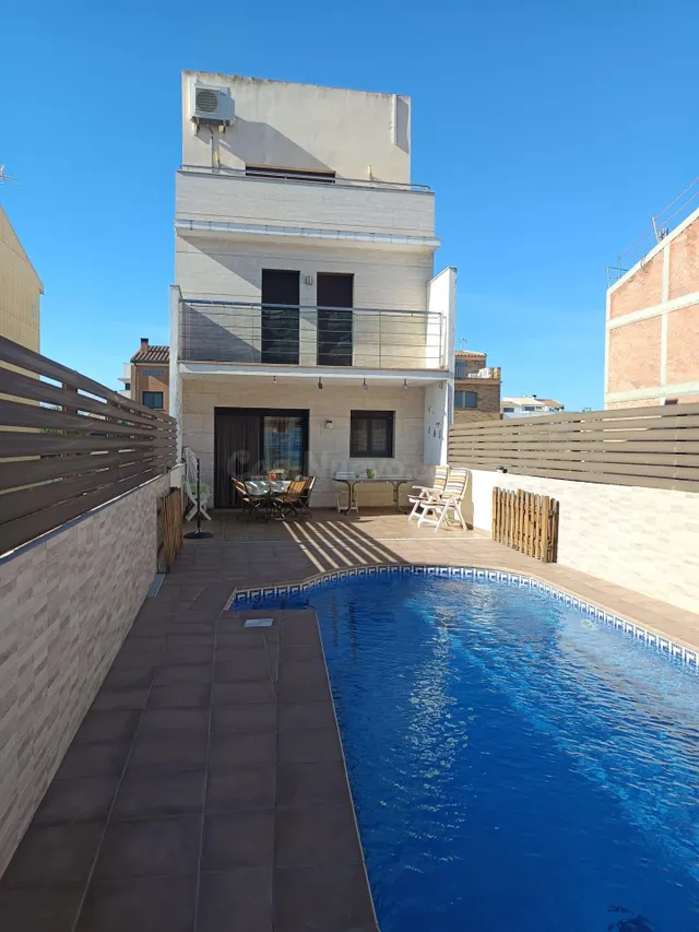 Preciosa casa moderna con piscina en la zona nueva a un paso