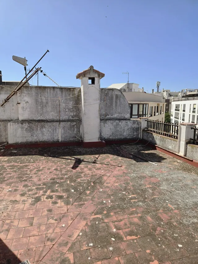 Amplio piso de 3 dormitorios a 150 m de la playa en pleno centro de Estepona — 14