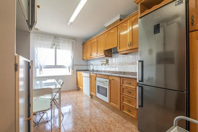 Luminoso piso exterior a esquina de 90 m2 con balcón, garaje y vistas despejadas en avenida de Alicante (vpo) — 11
