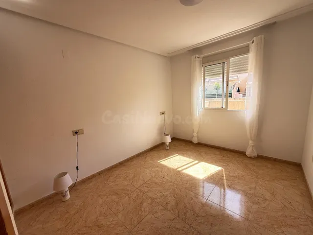 ÁTICO DE 2 DORMITORIOS CON PISCINA COMUNITARIA EN PLENO CENT - foto 5