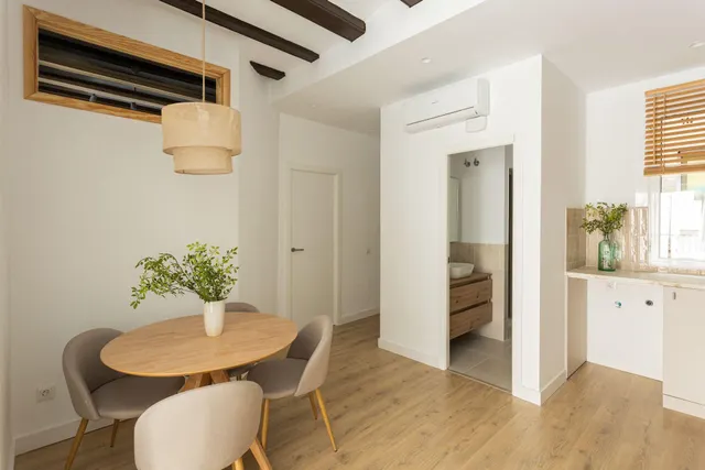 Piso reformado con 2 dormitorios y mobiliario a estrenar en el Raval, Barcelona — 10