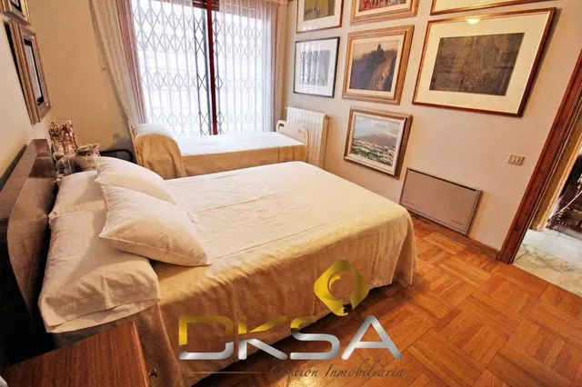 320 m2, 5 habitaciones y un salón de 80 m2: esto no es un piso, es casi un mundo aparte — 29