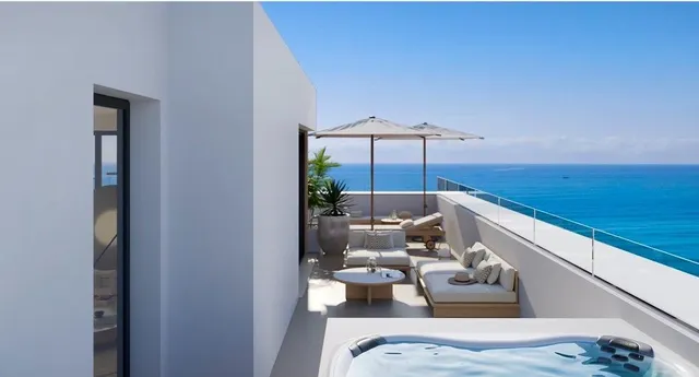 LA EXCLUSIVIDAD EN SU MÁXIMA EXPRESIÓN, A ESCASOS METROS DE LA PLAYA DE CARVAJAL, CON VISTAS AL MAR. — 31
