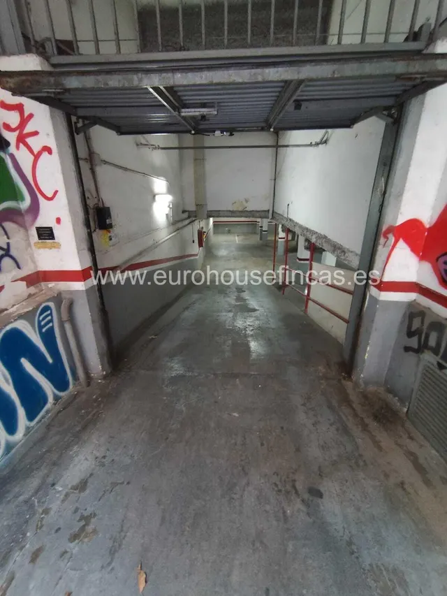¡Oportunidad de compra! Plaza de aparcamiento en venta en la Calle Portbou, Sants! — 4