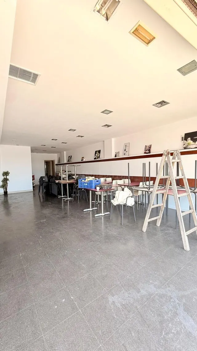 ¡Oportunidad Única en Cubelles! Local Comercial Reformado con Terraza y Vistas al Mar — 2