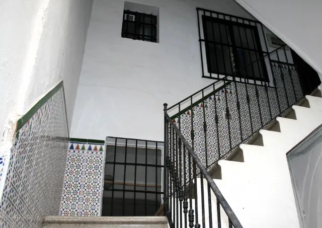 CASA DE VECINOS CON 8 APARTAMENTOS — 8
